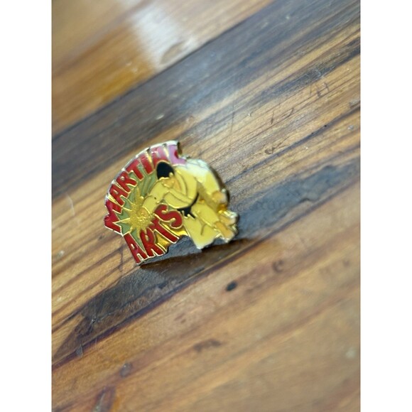 Martial Arts Gold Tone Vintage Lapel Pin 1” Vintage 80s Tie Tack Fitness Karate - Picture 3 of 7